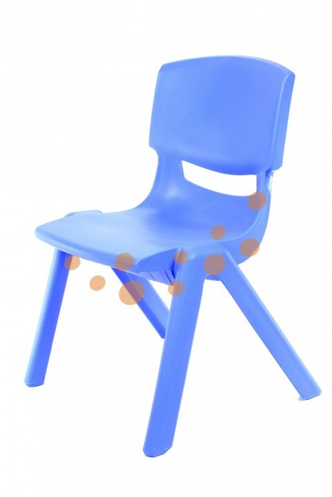 Modrá plastová židle s pevným sedákem a opěradlem, určená pro děti, umístěná šikmo na bílém pozadí.