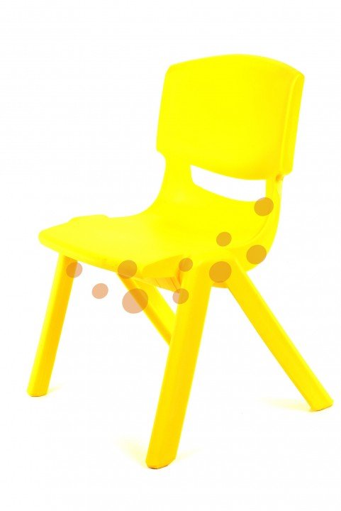 Na bílém pozadí je umístěna jasně žlutá plastová židle s jednoduchým moderním designem. Po židli jsou rozesety poloprůhledné oranžové tečky.