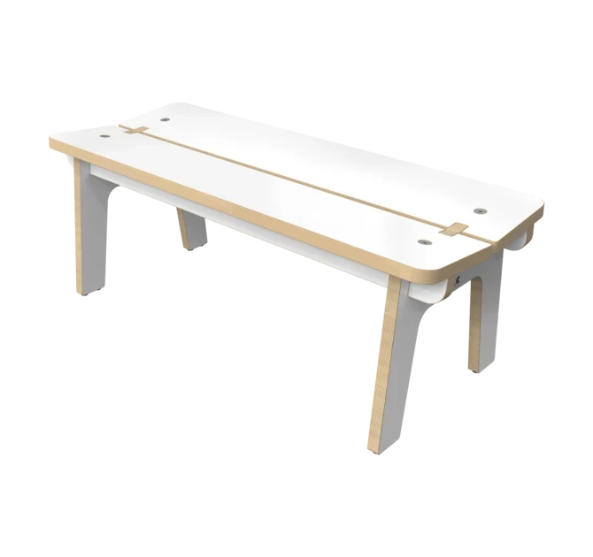 Moderní lavice s minimalistickým designem s bílou plochou deskou a světlými dřevěnými hranami, kterou podpírají čtyři šikmé nohy s bílým povrchem a dřevěnými akcenty.