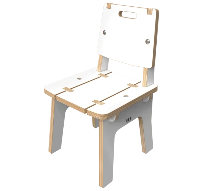 Moderní dřevěná židle s minimalistickým designem s bílým sedákem a opěrákem, světlými dřevěnými hranami a obdélníkovým výřezem na madle v horní části opěráku.