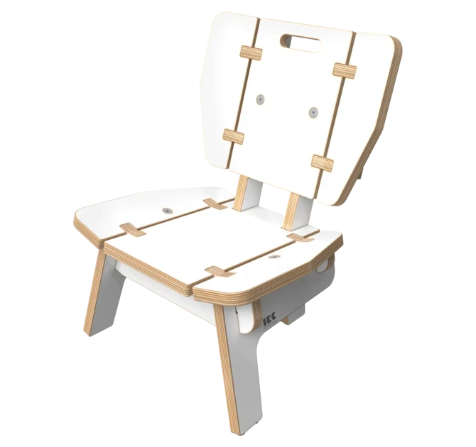 Moderní židle z vrstvené překližky s bílým povrchem, s výřezem pro madlo na opěradle a s prolínajícím se minimalistickým designem.