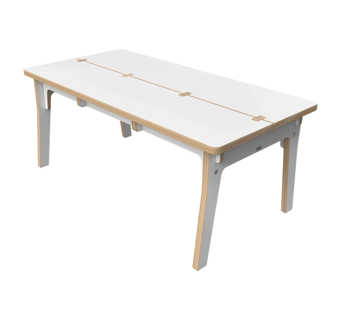 Moderní obdélníkový stůl s bílou deskou a světlými dřevěnými hranami, minimalistickými šikmými nohami a viditelnými spoji na desce.