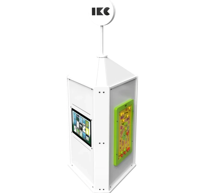 Bílý čtyřstranný interaktivní kiosek s digitální dotykovou obrazovkou na jedné straně a barevným zeleným panelem s aktivitami na druhé straně; nahoře je umístěn kulatý nápis IKC.