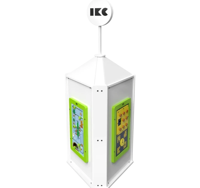 Bílý interaktivní kiosek ve tvaru pyramidy s kulatým nápisem s logem IKC na vrcholu. Na každé straně se nachází zeleně orámovaná dotyková obrazovka se zobrazenými barevnými dětskými hrami.