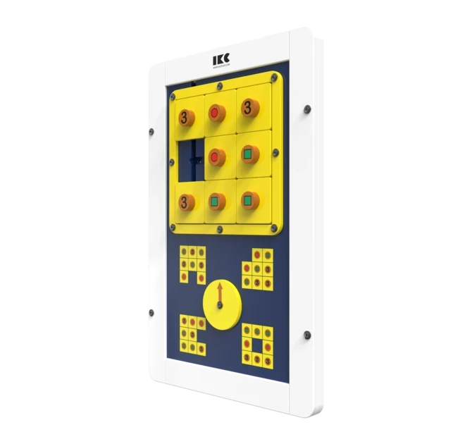 Nástěnný interaktivní panel se žlutou, modrou a bílou částí s pohyblivými tlačítky, malými hodinami a očíslovanými dlaždicemi. Design se jeví jako vzdělávací a vhodný pro dětské hry nebo výukové prostředí.