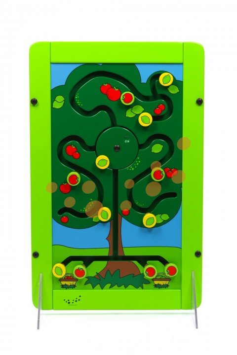 Barevná dětská nástěnka s aktivitami se zeleným stromem s bludištěm, červenými a žlutými knoflíky a ilustracemi jablek na modrém pozadí. Tabule stojí vzpřímeně pomocí kovových podpěr.