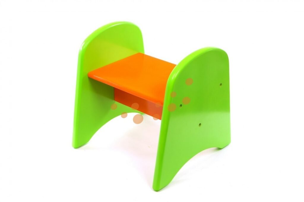 Malá židlička s jasně zelenými boky a oranžovým sedákem, určená pro děti, umístěná na bílém pozadí.