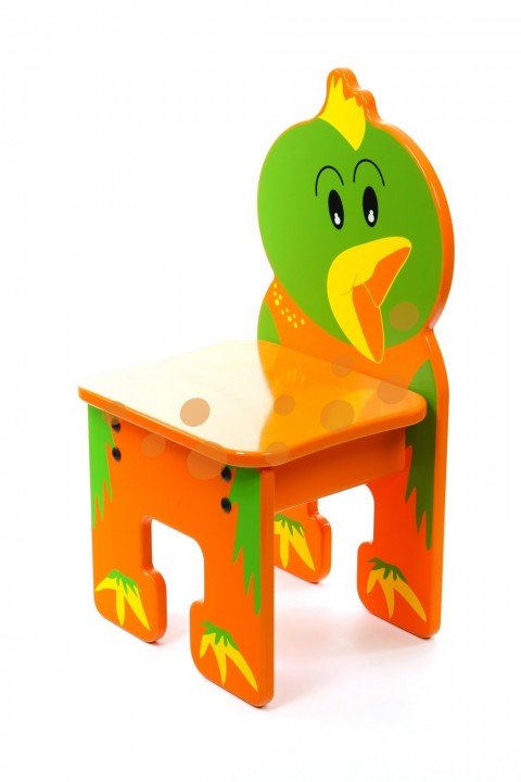 Malá oranžová židle pro děti s hravým designem papouška na opěradle se zelenými křídly, žlutým zobákem a ozdobnými detaily na nohách.