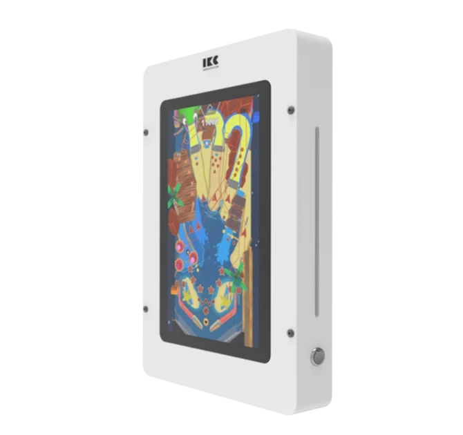 Bílý nástěnný kryt tabletu s dotykovou obrazovkou zobrazující barevnou hru pinball. Kryt má na pravé straně slot a ve spodní části tlačítko.
